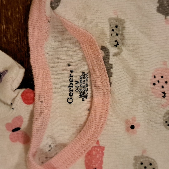 0-3 months girl onsie, onsies brand,Gerber. - Picture 3 of 6